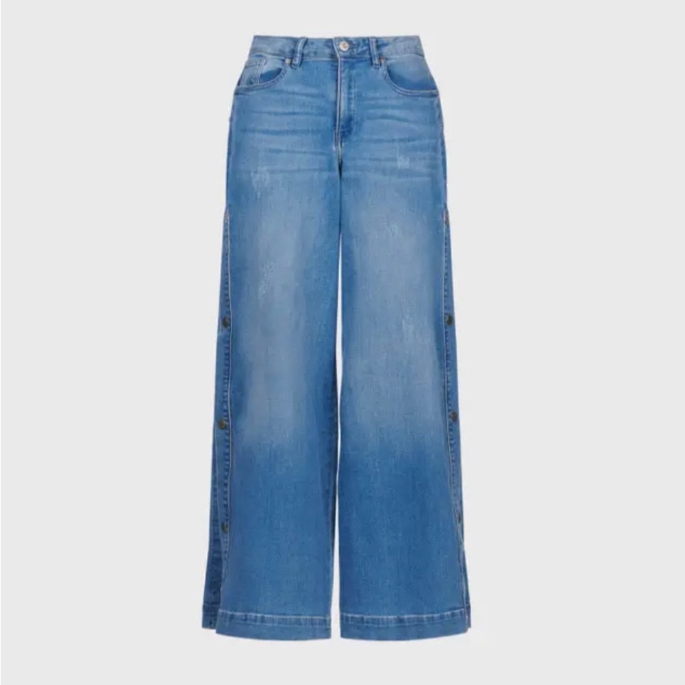 PRESLEY DENIM JEAN
WIDE LEG DENIM JEANS WITH METAL SNAPS.